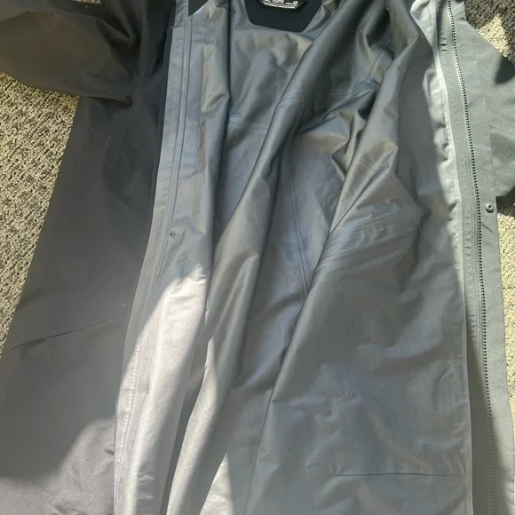 Arc’teryx - Small - Women’s- Gore-Tex long black rain jacket - Picture 2 of 8